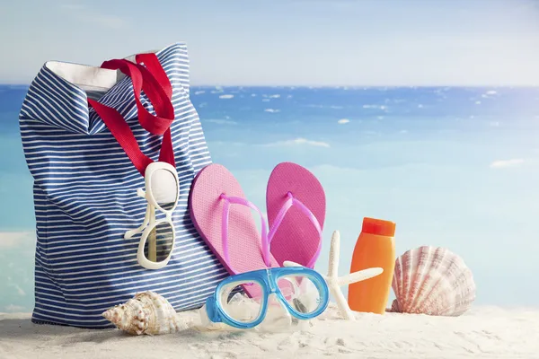 Bolsa de playa con accesorios de playa — Foto de Stock