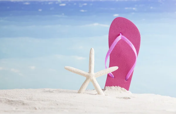 Flip-Flops auf einem sonnigen Sandhaufen — Stockfoto