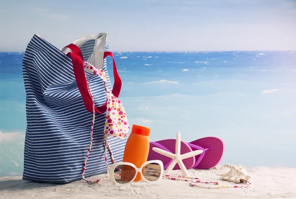 Пляжная сумка с пляжными принадлежностями — стоковое фото