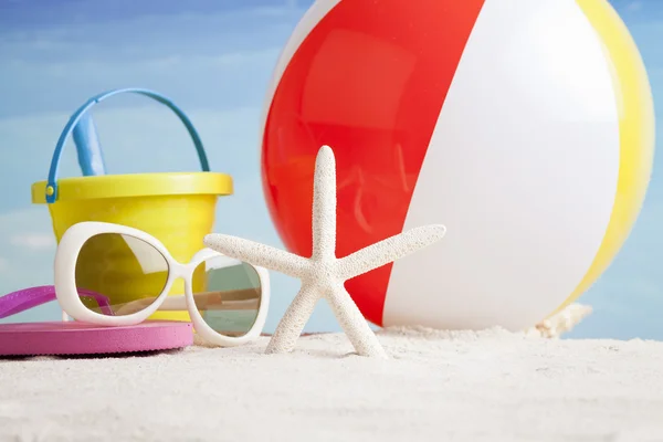 Acessórios de praia com bola de praia, óculos de sol e estrelas do mar — Fotografia de Stock