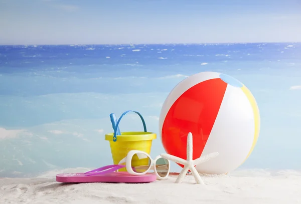Аксессуары для пляжа с пляжным мячом, солнцезащитными очками и морской звездой — стоковое фото