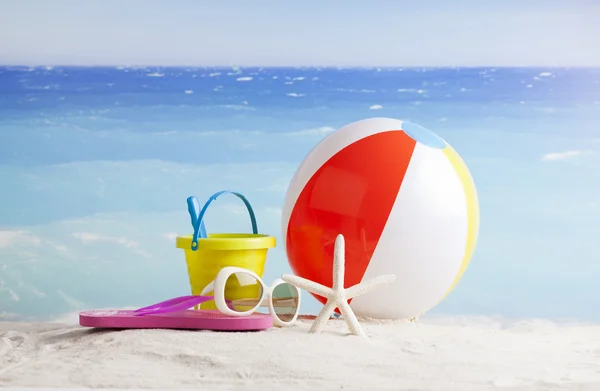 Accesorios de playa con pelota de playa, gafas de sol y estrellas de mar —  Fotos de Stock