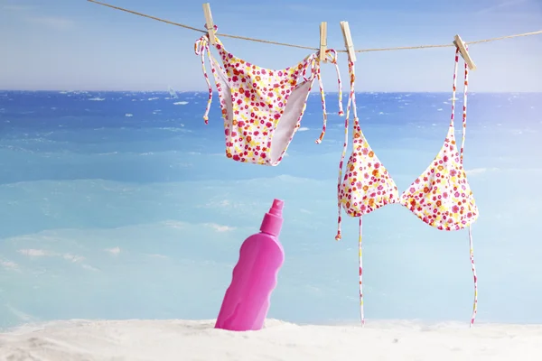 Bikinis hängen am tropischen Strand — Stockfoto