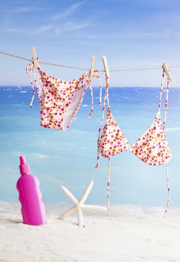 tropik sahilde asılı bikini