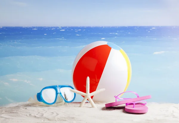 Accesorios de playa con pelota de playa, gafas de sol y estrellas de mar —  Fotos de Stock