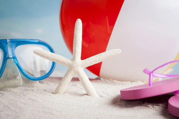 Acessórios de praia com bola de praia, óculos de sol e estrelas do mar — Fotografia de Stock