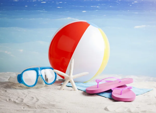 Accesorios de playa con pelota de playa, gafas de sol y estrellas de mar —  Fotos de Stock