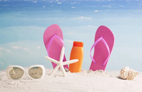 Flip-Flops auf einem sonnigen Sandhaufen — Stockfoto