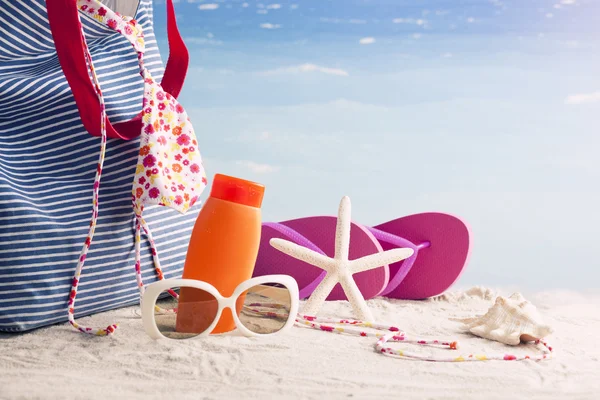 Bolsa de praia com acessórios de praia — Fotografia de Stock