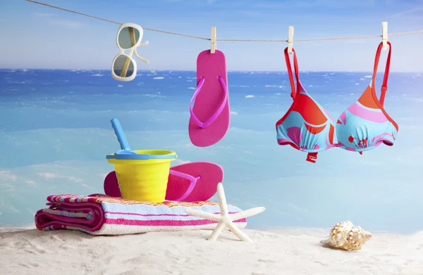 Accesorios de playa brillantes, sobre fondo marino azul —  Fotos de Stock