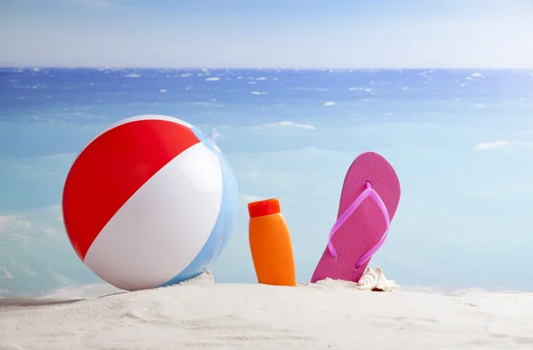 Acessórios de praia com bola de praia, óculos de sol e estrelas do mar — Fotografia de Stock