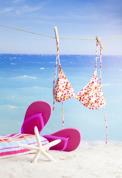 Bikinis hanging on tropical beach — Stock Photo, Image