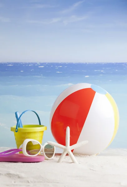 Accesorii de plajă cu minge de plajă, ochelari de soare și stele de mare — Fotografie, imagine de stoc
