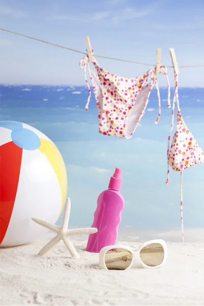 Bikinis hängen am tropischen Strand — Stockfoto