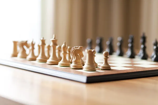 Schackbräde med lyxiga schackpjäser — Stockfoto