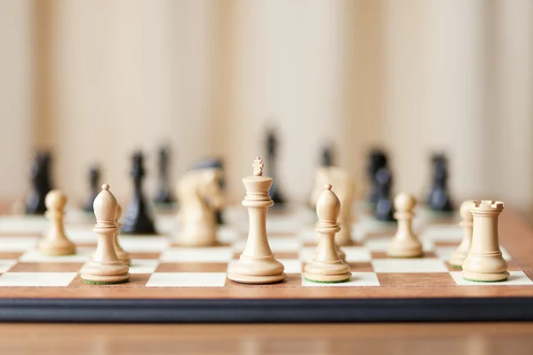 Pezzi di scacchi su una scacchiera — Foto Stock