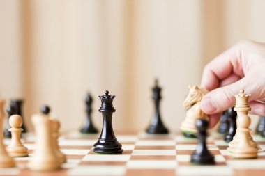 satranç tahtası üzerinde hareketli satranç taşları