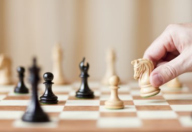 satranç tahtası üzerinde hareketli satranç taşları