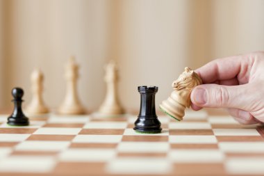 satranç tahtası üzerinde hareketli satranç taşları
