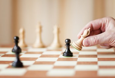 satranç tahtası üzerinde hareketli satranç taşları