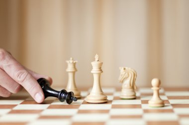 satranç tahtası üzerinde hareketli satranç taşları