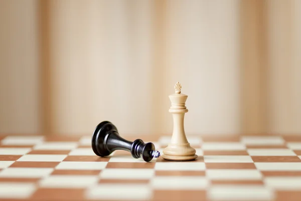 Surrendering a chess game, winning and loosing concept — Stock Photo, Image