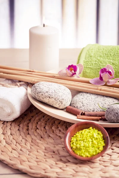 Kylpylä- ja hyvinvointitarvikkeet, zen-kivet — kuvapankkivalokuva