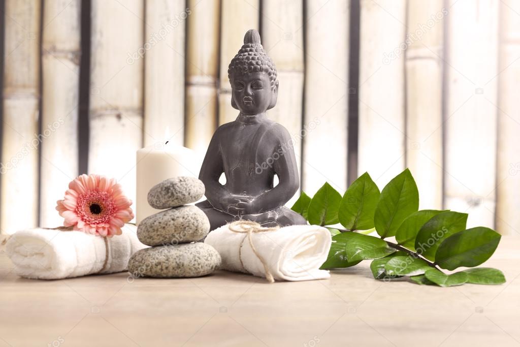 Concepto de bienestar y spa con figura de buda — Foto de stock