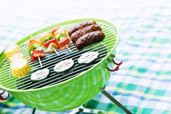 Festa estiva in giardino con cibo alla griglia — Foto Stock