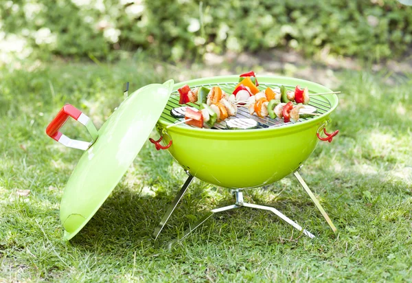 Festa estiva in giardino con cibo alla griglia — Foto Stock