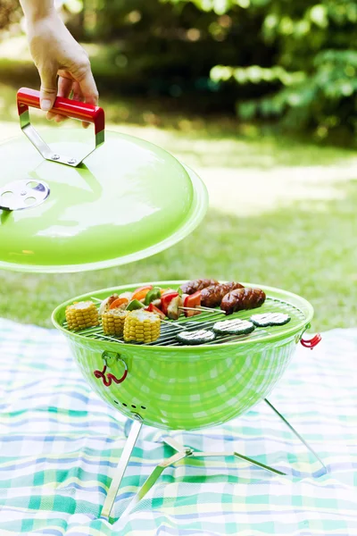 Fiesta de jardín de verano con comida a la parrilla — Foto de Stock