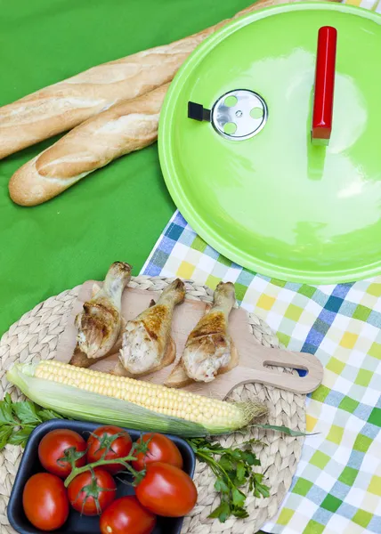 Festa de jardim de verão com comida grelhada — Fotografia de Stock