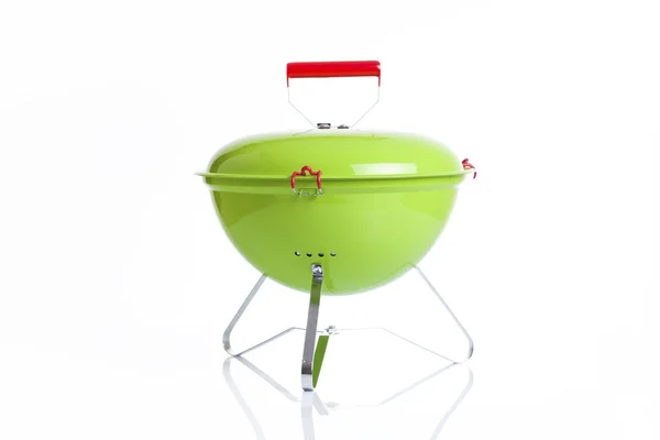 Groene barbecue grill geïsoleerd op witte achtergrond — Stockfoto