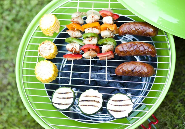 Садовая вечеринка с барбекю — стоковое фото