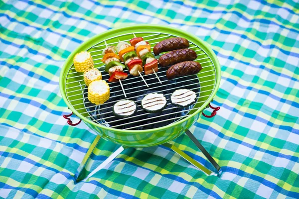 Fiesta de jardín con parrilla barbacoa — Foto de Stock