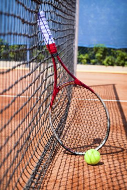 Tenis raketi ve tenis topu, spor malzemeleri