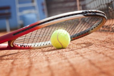 Tenis raket ve topları üzerinde toprak Tenis Kortu kapatma
