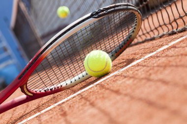 Tenis raket ve topları üzerinde toprak Tenis Kortu kapatma