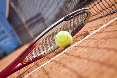 Tenis raket ve topları üzerinde toprak Tenis Kortu kapatma