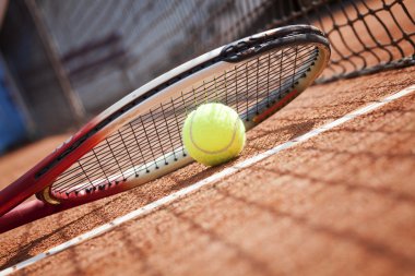 Tenis raket ve topları üzerinde toprak Tenis Kortu kapatma