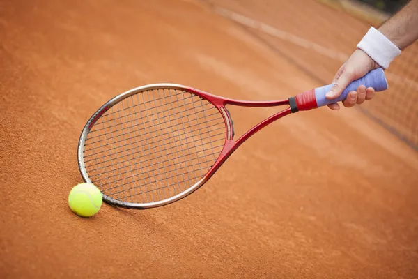 Raqueta de tenis y pelota de tenis, equipo deportivo —  Fotos de Stock