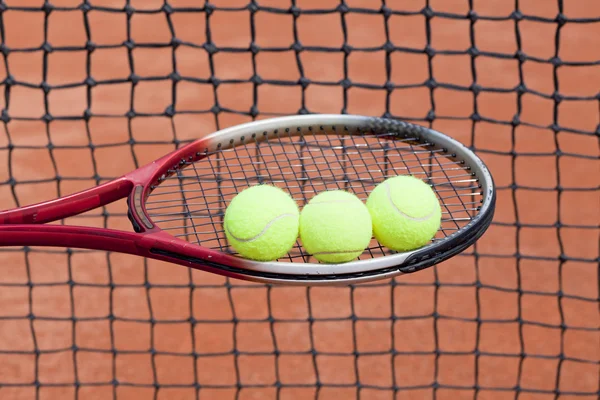 Raqueta de tenis y pelota de tenis, equipo deportivo —  Fotos de Stock