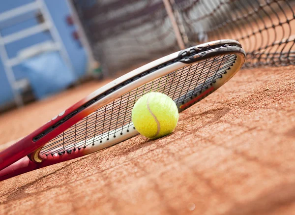 Close up of tennis racquet and balls on the clay tennis court — Stock Photo, Image