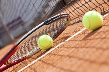 Tenis raket ve topları üzerinde toprak Tenis Kortu kapatma