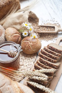 yemek pişirmek için malzemeler, yumurta, tatlım, ekmek, un ve süt