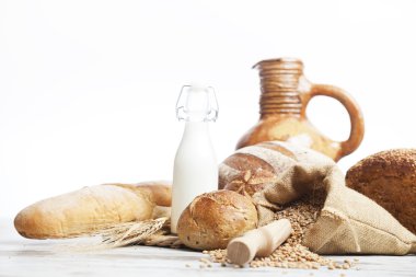 antika sürahi, ekmek ve tohum, izole