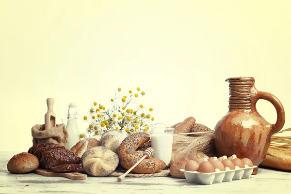 Свежеиспеченный французский хлеб с домашней тканью и шипами пшеницы на белом фоне . — стоковое фото