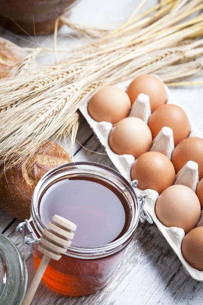 Ingredienser för matlagning, ägg, honung, bröd, mjöl och mjölk — Stockfoto