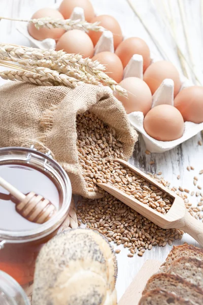 Zutaten zum Kochen, Eier, Honig, Brot, Mehl und Milch — Stockfoto