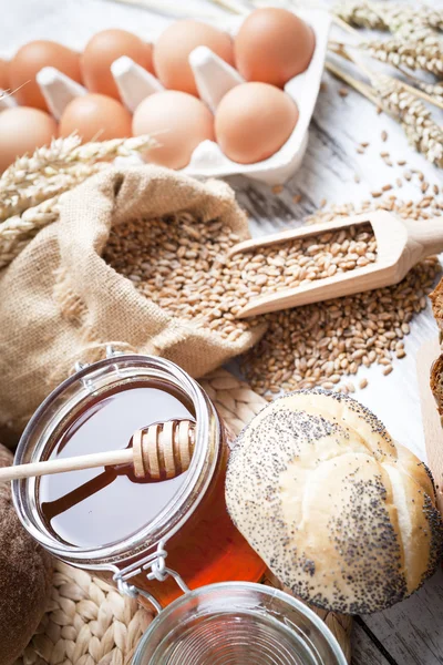 Zutaten zum Kochen, Eier, Honig, Brot, Mehl und Milch — Stockfoto